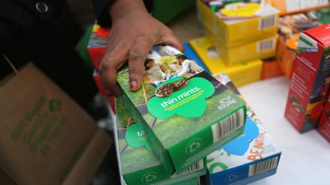 Una niña de San Barnardino vendió 32,000 de estas cajas de galletas.