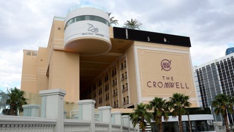 El incidente ocurrió en un puente entre los hoteles Cromwell y Bally's (der.) de Las Vegas.