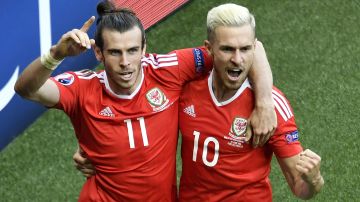Gareth Bale y Aaron Ramsey celebran un gol con la Selección Nacional de Gales.