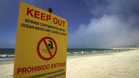 Aviso de playa cerrada por derrame de aguas negras.