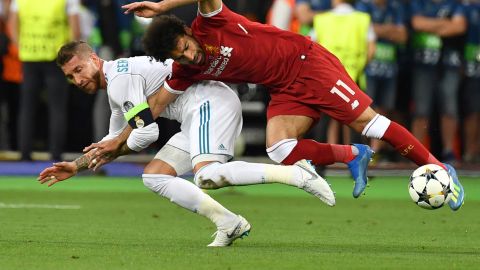 Jugada en la que Ramos lesionó a Salah en la final de 2018.