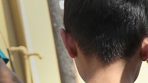 Familia de inmigrantes tomados de la mano