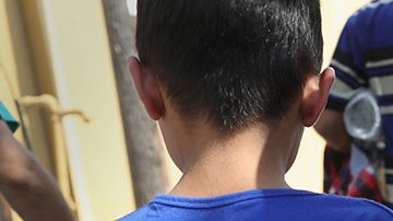 Familia de inmigrantes tomados de la mano