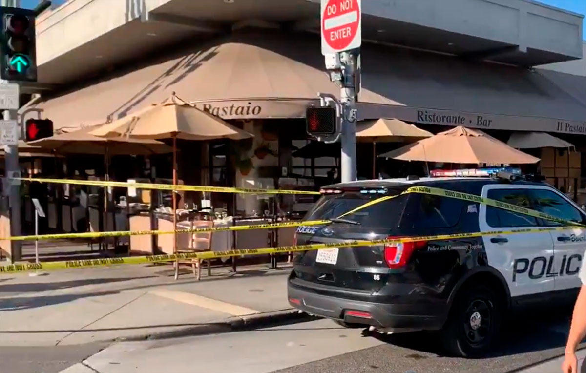 Policía en Beverly Hills, California, resguarda el Restaurante Il Pastaio luego de ser asaltado a plena luz del día. 