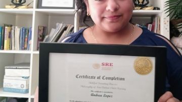 Andrea López con su certificado. (Suministrada)