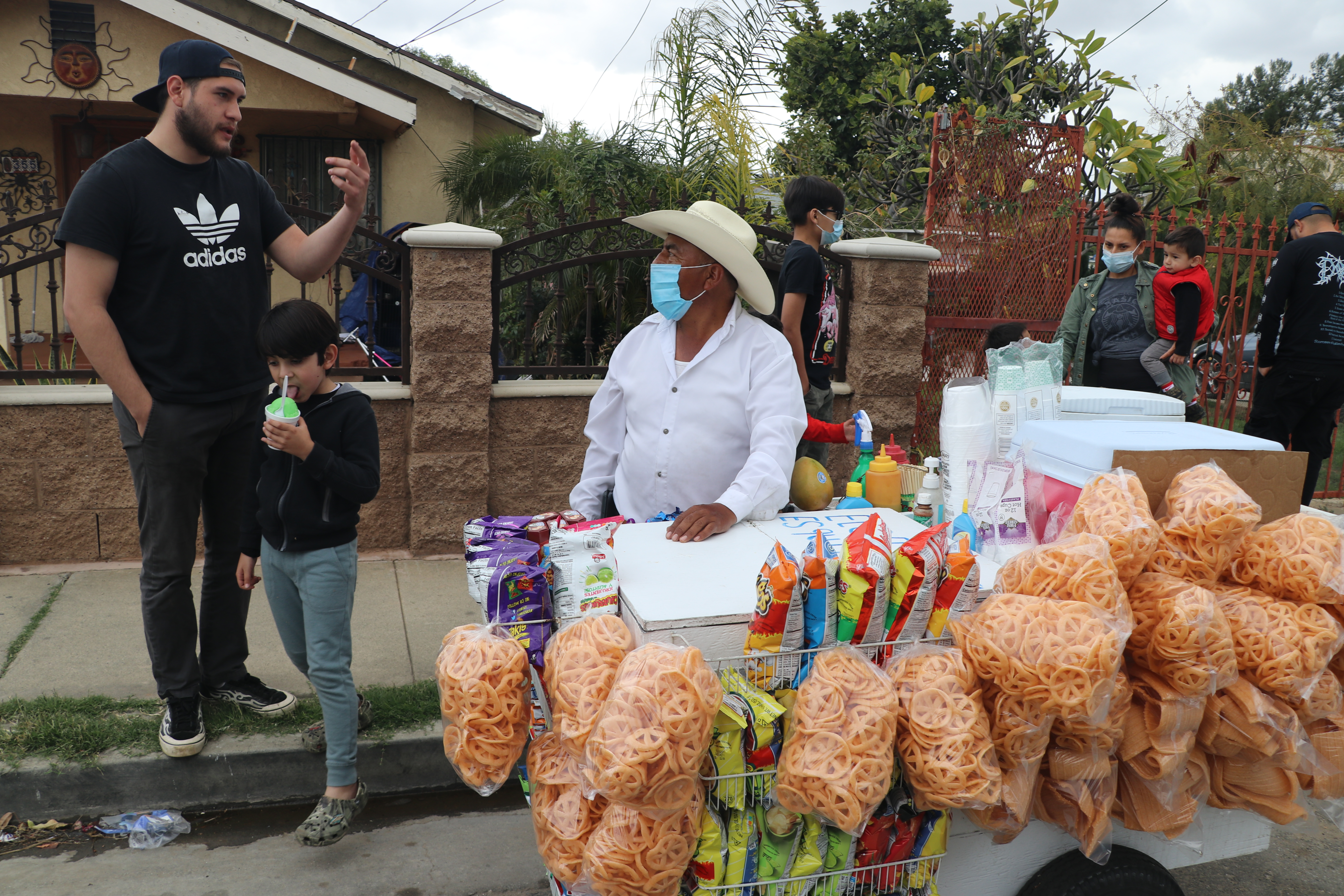 Un grupo extenso de migrante venden productos en distintas ciudades de Estados Unidos. Foto: La Opinión.   