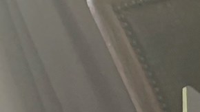 Ruth Jacobo, alumna de tercer grado de la escuela elemental Loara pinta una guitarra. (Cortesía Distrito Escuelas Primarias de Anaheim)