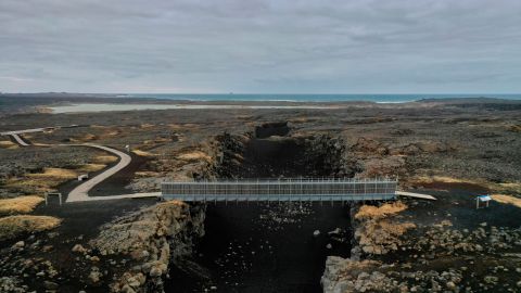 La pasarela que une las placas tectónicas euroasiática y norteamericana, cerca de la ciudad de Grindavik en la península de Reykjanes, Islandia.