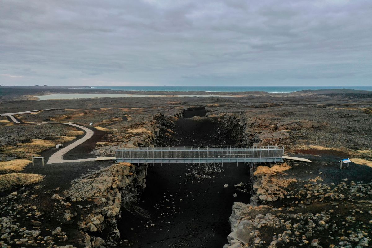 La pasarela que une las placas tectónicas euroasiática y norteamericana, cerca de la ciudad de Grindavik en la península de Reykjanes, Islandia.