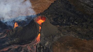 La lava fluye del volcán Fagradalsfjall en erupción, en Islandia.