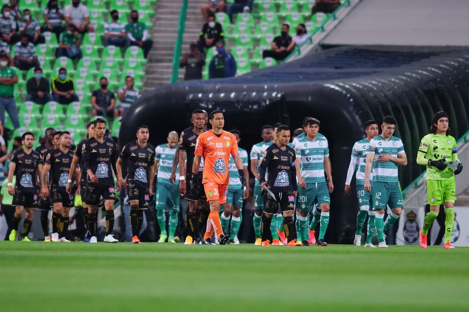 Al estilo Súper Campeones Así fue la atajada del portero del Santos