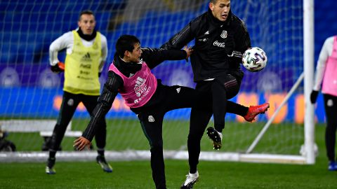 “Chucky” Lozano y César Montes en el entrenamiento del viernes en Gales.