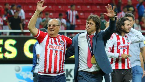 Matías Almeyda celebrando un título de Chivas al lado de su padre, Óscar Almeyda