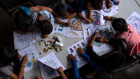 Menores migrantes dibujando en Tijuana