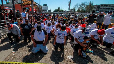 Inmigrantes piden al presidente Biden que los deje entrar a EE.UU. desde la garita de San Ysidro.