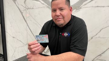 Juan Carlos Espinoza García recibe su tarjeta de residencia tras tres años de Visa U. (Cortesía Paulina Herrera)