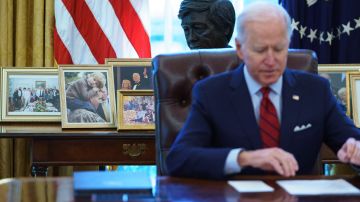 Joe Biden en la oficina oval con busto de César Chávez
