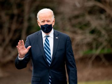 Joe Biden subiendo al Marine One