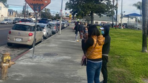 Gente esperando en línea para vacunarse en Kedren. (Suministrada)