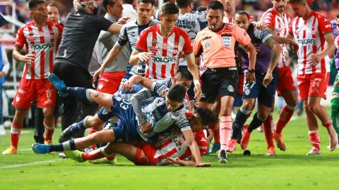 Necaxa y Pachuca protagonizaron una impresionante bronca campal al término del encuentro de la Liga MX