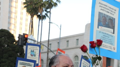 Familias marchan en el centro de LA.