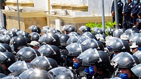 Agentes destacados a la frontera sur de México desfilaron en Tapachula.