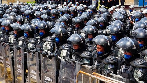 Agentes destacados a la frontera sur de México desfilaron en Tapachula.