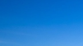 Migrantes en muro fronterizo