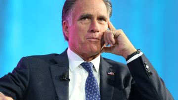 El senador Mitt Romney  habla sobre