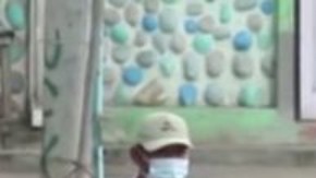 La monja Ann Rose Nu Tawng arrodillada frente a varios policías para proteger a unos niños y residentes.