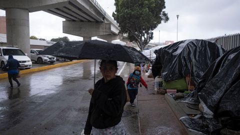 Niña inmigrante en la frontera entre México y Estados Unidos