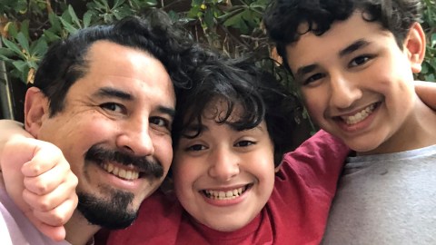 Oscar Madrigal, quien tiene dos hijos diagnosticados con autismo, ha luchado para poder vacunarse. / fotos: cortesía