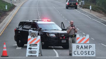 Patrulla de Caminos de California (CHP) cerrando el tráfico