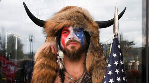 Jacob Anthony Chansley, más conocido como "Q Shaman", ha sido condenado por los disturbios en el Capitolio.