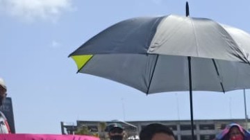 Refugiados marchan y oran en la frontera en busca de un asilo.