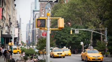 Semáforo en Nueva York y calle con taxis