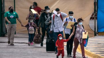 Solicitantes de asilo saliendo del campamento de Matamoros