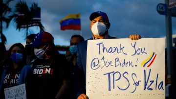 Venezolanos en Miami agradecen a Biden por concederles el TPS en 2021.
