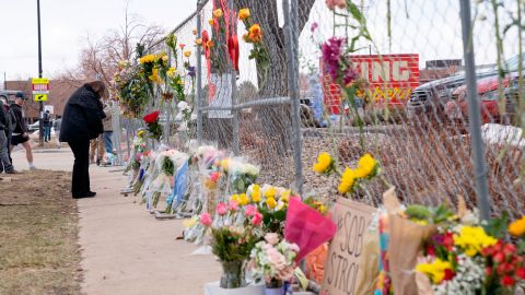 Personas rinden homenaje a los fallecidos en el tiroteo en Boulder, Colorado.