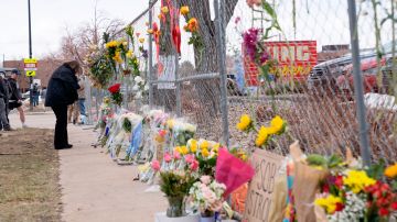Personas rinden homenaje a los fallecidos en el tiroteo en Boulder, Colorado.