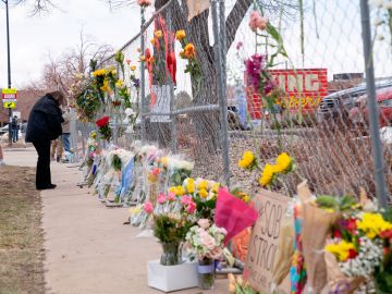 Personas rinden homenaje a los fallecidos en el tiroteo en Boulder, Colorado.