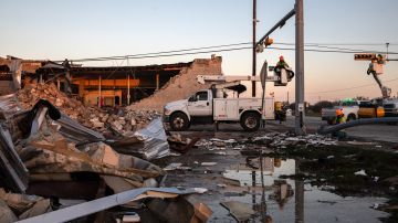 Equipos reparan y limpian los escombros después de una tormenta severa el 23 de marzo de 2021 en Bertram, Texas.