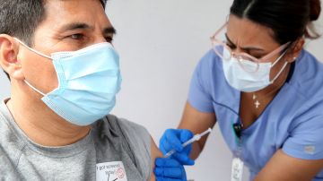 Vacunación contra COVID-19 en Los Ángeles