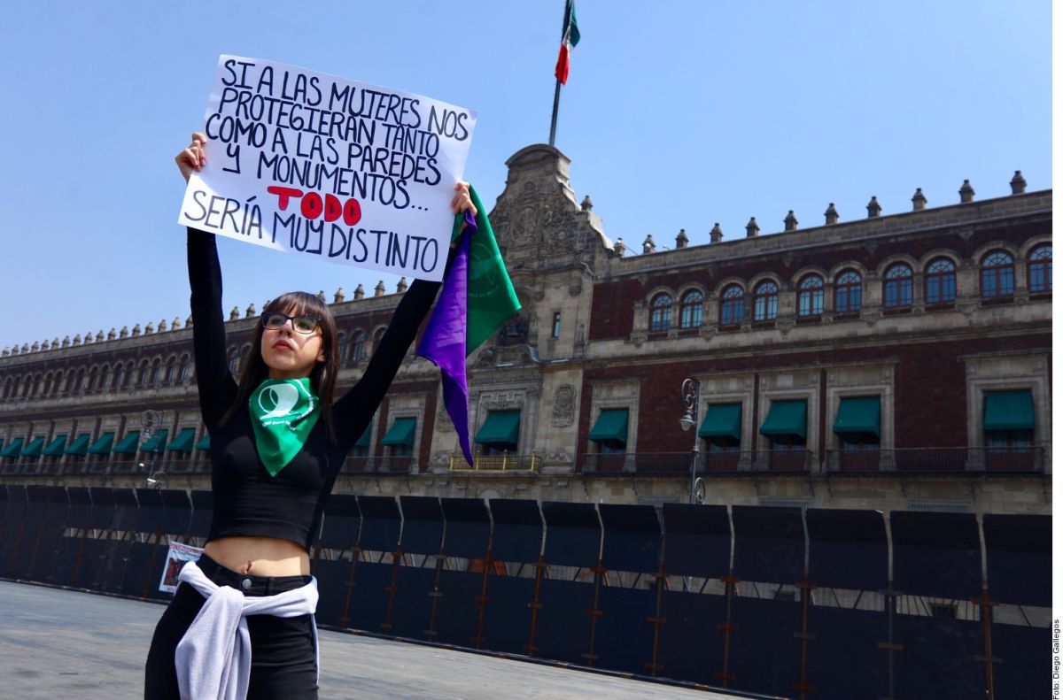 Palacio Nacional blindado con vallas metálicas ante la protesta de víctimas de feminicidios y previo al Día Internacional de la Mujer.