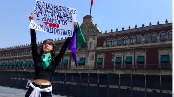Mujero protesta frente a Palacio Nacional rodeado de vallas metálicas