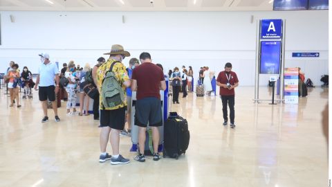 Viajeros en sala de espera para tomar vuelo