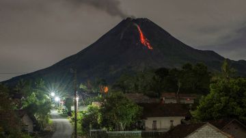 La lava fluye en el Monte Merapi, el volcán más activo de Indonesia, el 27 de marzo de 2021.