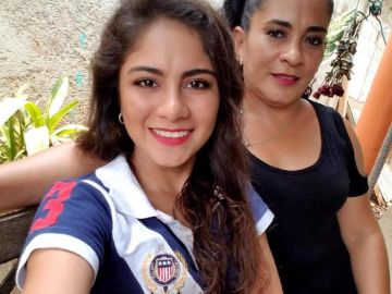 Yesenia Cardona con su madre Verlyn Cardona. (Cortesía Rudy Domínguez)