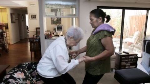 Los trabajadores en el hogar también cuidan de ancianos y niños. / Archivo.
