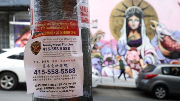 Un letrero anima a llamar a la policía si son testigos de un crimen  en el barrio de Chinatown de San Francisco.